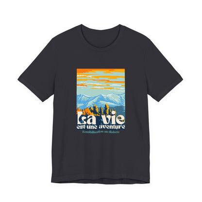The Diabuddies Store Life is an Adventure, Mountains (French) - Unisex Tee Life is an Adventure, Mountains (French) - Unisex Tee: Embrace the call of the wild with our "La vie est une aventure" Unisex Tee. This shirt is for anyone who finds their soul in