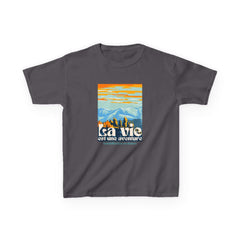 The Diabuddies Store Life is an Adventure, Mountains (French) - Kids Tee Life is an Adventure, Mountains (French) - Kids Tee: Inspire your little explorer with our "La vie est une aventure" Kids Tee! This super soft and comfortable t-shirt is perfect for