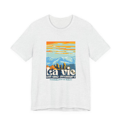 The Diabuddies Store Life is an Adventure, Mountains (French) - Unisex Tee Life is an Adventure, Mountains (French) - Unisex Tee: Embrace the call of the wild with our "La vie est une aventure" Unisex Tee. This shirt is for anyone who finds their soul in