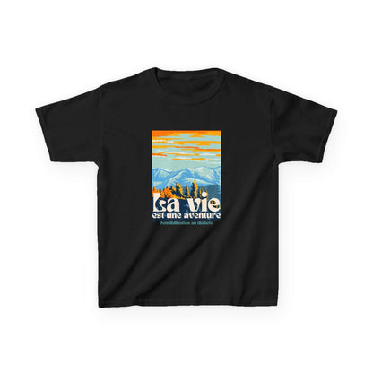 The Diabuddies Store Life is an Adventure, Mountains (French) - Kids Tee Life is an Adventure, Mountains (French) - Kids Tee: Inspire your little explorer with our "La vie est une aventure" Kids Tee! This super soft and comfortable t-shirt is perfect for