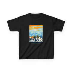 The Diabuddies Store Life is an Adventure, Mountains (French) - Kids Tee Life is an Adventure, Mountains (French) - Kids Tee: Inspire your little explorer with our "La vie est une aventure" Kids Tee! This super soft and comfortable t-shirt is perfect for