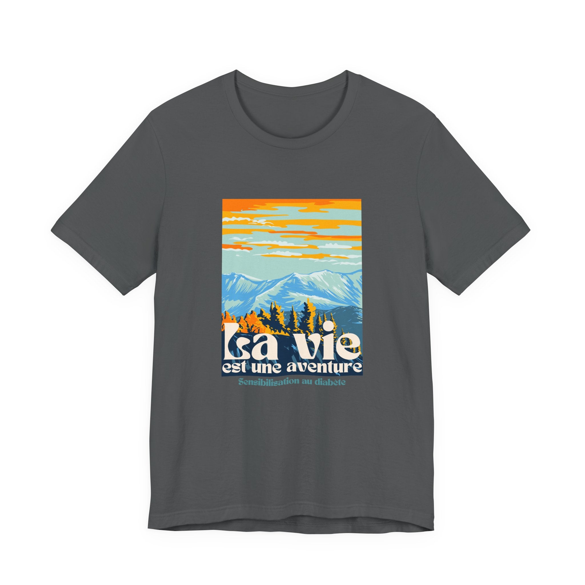 The Diabuddies Store Life is an Adventure, Mountains (French) - Unisex Tee Life is an Adventure, Mountains (French) - Unisex Tee: Embrace the call of the wild with our "La vie est une aventure" Unisex Tee. This shirt is for anyone who finds their soul in