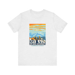 The Diabuddies Store Life is an Adventure, Mountains (French) - Unisex Tee Life is an Adventure, Mountains (French) - Unisex Tee: Embrace the call of the wild with our "La vie est une aventure" Unisex Tee. This shirt is for anyone who finds their soul in