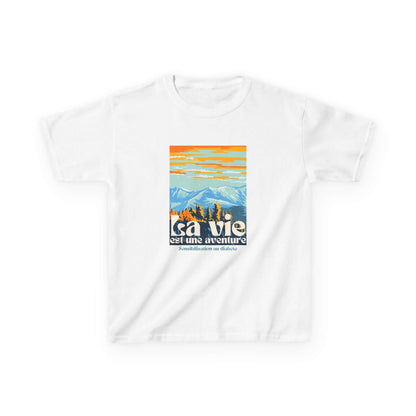 The Diabuddies Store Life is an Adventure, Mountains (French) - Kids Tee Life is an Adventure, Mountains (French) - Kids Tee: Inspire your little explorer with our "La vie est une aventure" Kids Tee! This super soft and comfortable t-shirt is perfect for